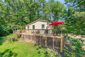 Κήπος έξω από το River Access Cabin w Hot Tub, Deck, Grill, & Wifi +18 φωτογραφίες
