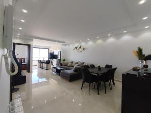 a living room with a couch and a table at Luxueux Appartement à Tlemcen in Tlemcen