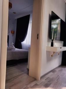 a room with a bedroom with a bed and a mirror at Lemon Breeze in Constanţa +8 photos