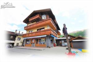 budynek z zegarem na górze w obiekcie La Sorgente Matteo by Livigno Accomodation w Livigno