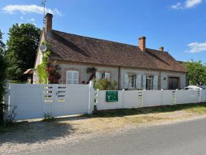 a white fence in front of a house at Maison charmante à Souvigny-en-Sologne avec jardin in Souvigny-en-Sologne +19 photos