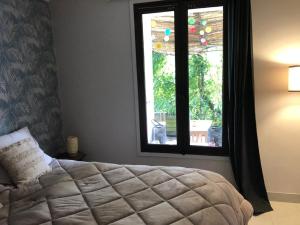 a bedroom with a bed and a window at Le Nid du Cormier in Ville-Saint-Jacques