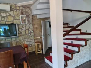 TV a/nebo společenská místnost v ubytování Akis house