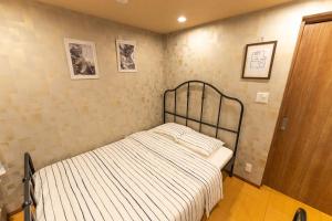 מיטה או מיטות בחדר ב-Guest House Kubo Homes Tengachaya 1