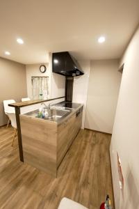 大阪Guest House Kubo Homes Tengachaya 1的厨房配有水槽和台面 更多37张照片