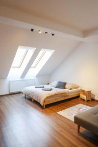 ヤーヒモフにあるApartmán 39 - Baby friendly - Rezidence K Lanovceのベッドルーム1室(天窓、ベッド1台付)