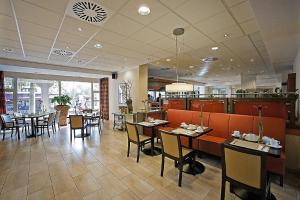 ein Speisesaal mit Tischen und Stühlen in einem Restaurant in der Unterkunft Best Western Hotel President in Bonn
