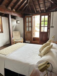 A bed or beds in a room at Casa La Aldaba