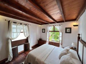 A bed or beds in a room at Casa La Aldaba