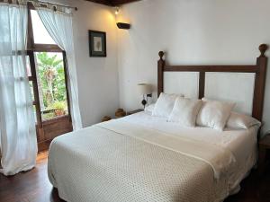 A bed or beds in a room at Casa La Aldaba