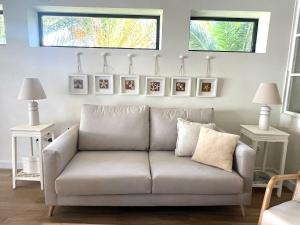 - un salon avec un canapé et des photos sur le mur dans l'établissement La Buganvilla, à Chiclana de la Frontera 34 autres photos