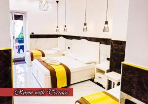 sypialnia z 2 łóżkami i lampkami w obiekcie Bed & Breakfast Medea w mieście Neapol
