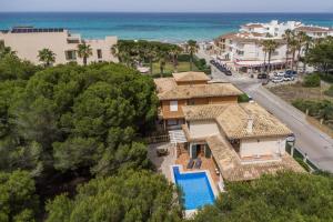 een luchtfoto van een huis en de oceaan bij Villa Martina in Can Picafort