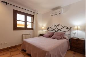 een slaapkamer met een groot bed en een raam bij Villa Martina in Can Picafort +17 foto's