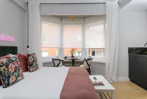 Postel nebo postele na pokoji v ubytování Alameda Suites Bilbao Centro from 1951