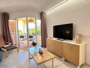 una sala de estar con TV de pantalla plana en un armario en Polarsol153, en Mijas Costa