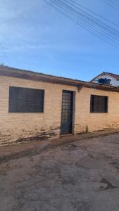 un edificio in mattoni con una porta e due finestre di Casa Nova Terra a São Thomé das Letras