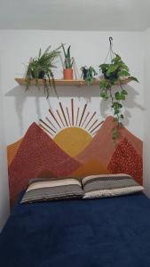 un libro aperto seduto sopra un tavolo di Casa Nova Terra a São Thomé das Letras