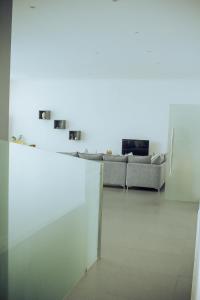 ルアンダにあるSunrise Apartmentの白い部屋(ソファ、テーブル付)