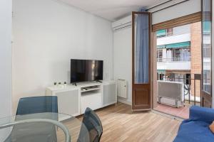 Televízia a/alebo spoločenská miestnosť v ubytovaní Bright 3bdr Near To The Metro + 29 fotografií