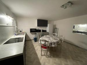 Η κουζίνα ή μικρή κουζίνα στο Logement au cœur de St Lyphard