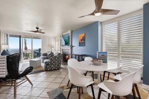 een woonkamer met een eettafel en stoelen bij D27 - Beachside Bungalow in Oceanside