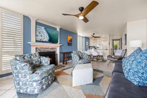 een woonkamer met twee banken en een open haard bij D27 - Beachside Bungalow in Oceanside