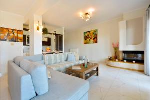 un salon avec un canapé et une table dans l'établissement Corfu SeaTy Apartment, à Corfou