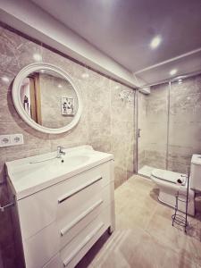 TagleにあるLa casita de la ventaの洗面台、トイレ、鏡のあるバスルーム