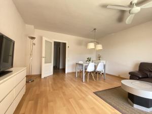 Televízia a/alebo spoločenská miestnosť v ubytovaní TarracoHomes, TH156 Casa Roser Familiar y con Piscina Compartida