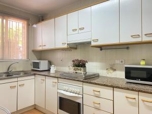 Kuchyňa alebo kuchynka v ubytovaní TarracoHomes, TH156 Casa Roser Familiar y con Piscina Compartida
