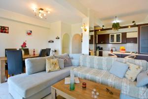 un salon avec un canapé et une table dans l'établissement Corfu SeaTy Apartment, à Corfou