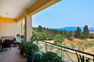 un balcon avec vue sur les montagnes dans l'établissement Corfu SeaTy Apartment, à Corfou