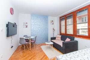 萨拉热窝Apartman Bene的一间有床、沙发和桌子的房间