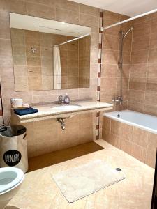 Koupelna v ubytování Ground floor 2-bedrooms, 2-bathrooms apartment near Bansko in a complex with pools and SPA included