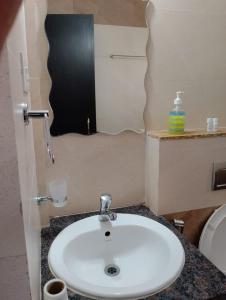 Phòng tắm tại Blueberry Comfort stay 2BHK Luxury Apt