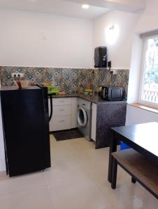 Nhà bếp/bếp nhỏ tại Blueberry Comfort stay 2BHK Luxury Apt