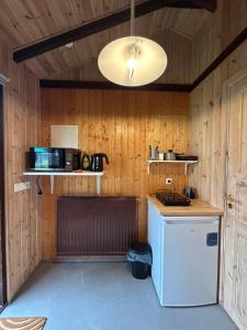 Arhus Cottage and Camping的厨房或小厨房