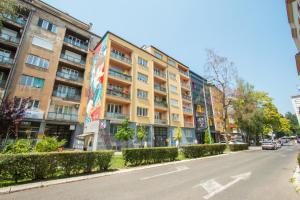 萨拉热窝Apartman Bene的街边的一栋公寓楼