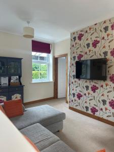 Et tv og/eller underholdning på Station House Holiday Cottages, Exclusively For Grown Ups, Thornton Dale