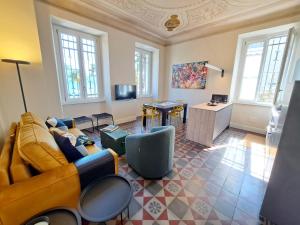 a living room with a couch and a table at Immobillario - Domus Palmae in Domaso