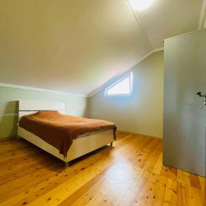 Postel nebo postele na pokoji v ubytování Bazaleti lake home + 9 fotografií