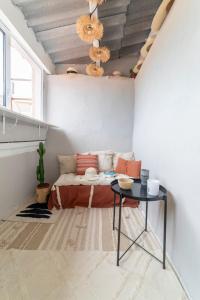 Coin salon dans l'établissement Le Belvédère Nîmois proche centre ville Clim &Véranda MaisonCarréeConciergerie