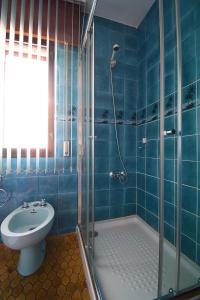 a bathroom with a shower and a toilet and a sink at Casa frente al mar en A Illa de Arousa in Isla de Arosa +23 photos