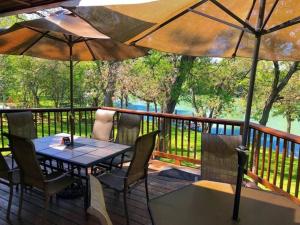 Balkón nebo terasa v ubytování The River Haven - Sleeps 32 - on Guadalupe River