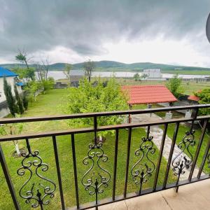 Gallery image of Bazaleti lake home in Bazalet'i