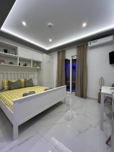 Μια τηλεόραση ή/και κέντρο ψυχαγωγίας στο DANAI Studio 22 Paralia