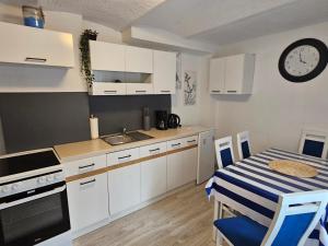 Η κουζίνα ή μικρή κουζίνα στο Rosa Apartamenty