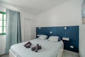 una camera da letto con un letto con due orsacchiotti sopra di El Nidito a Maspalomas Altre 23 foto