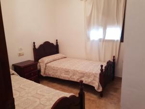 a bedroom with two twin beds and a window at Matalascañas MAR in Matalascañas